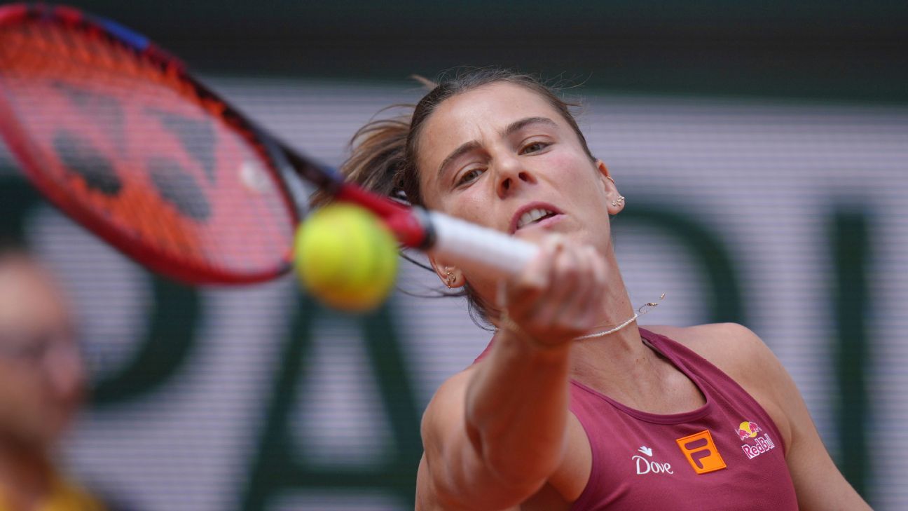 Unseeded Spaniard stuns Navarro at French Open