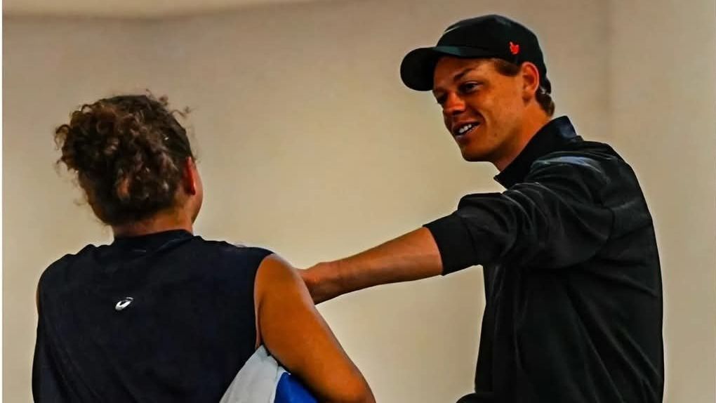 Nace una dupla? El divertido cruce entre Sinner y Paolini en los pasillos  de Roland Garros - ESPN