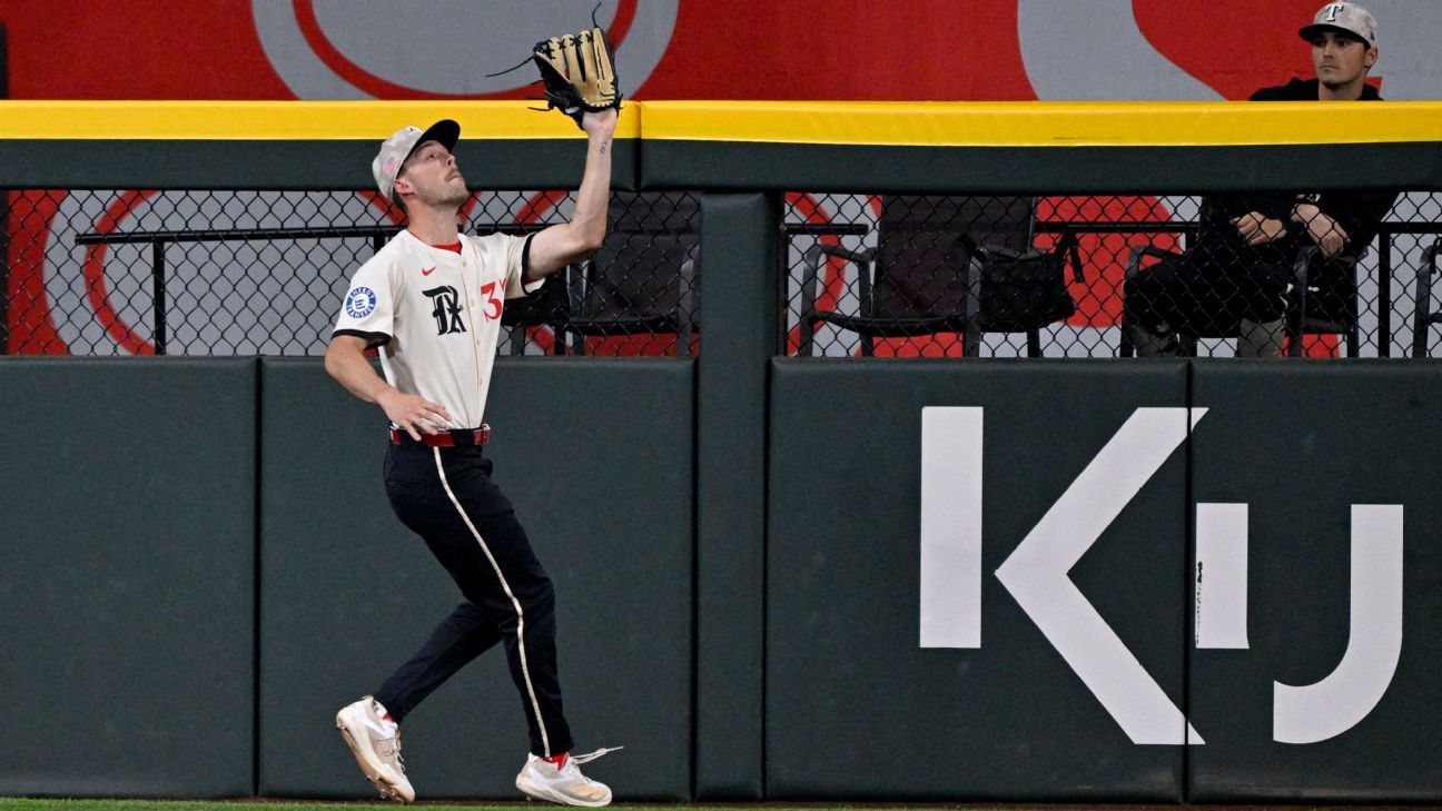 OF Carter back for Rangers after quad strain