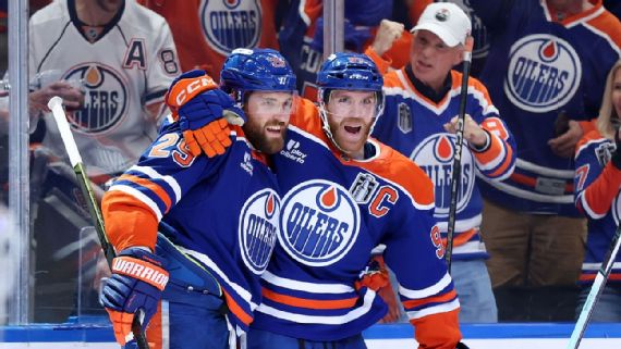 Леон Драйзайтль и Коннор Макдэвид на льду