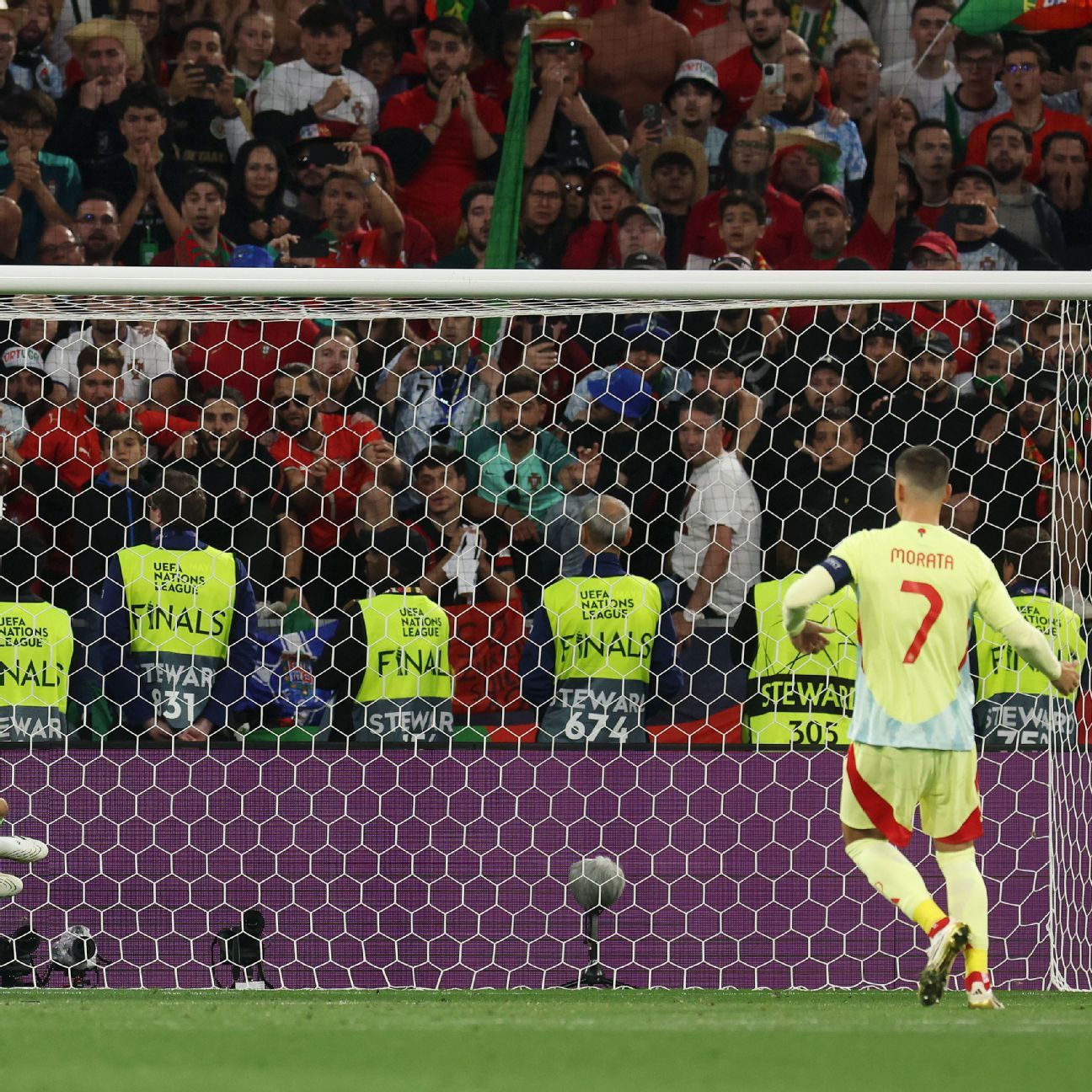 Man arrested for death threats to Spain’s Morata