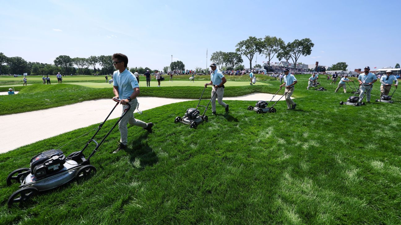 El equipo de mantenimiento corta el rough junto al green 11 durante una ronda de práctica en Oakmont.