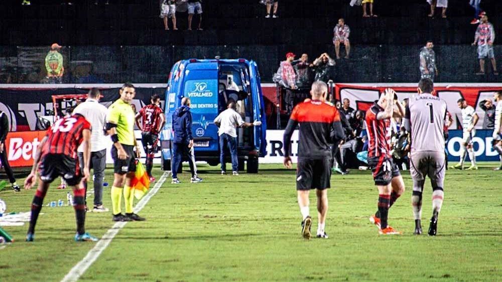 Jogador do Vitória fratura confirmada e cirurgia após sair contra Cruzeiro.