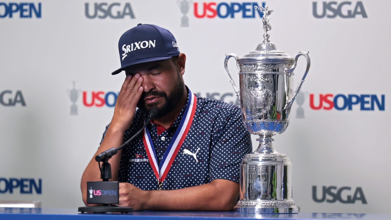 J.J. Spaun habla con los medios tras ganar el U.S. Open de 2025.