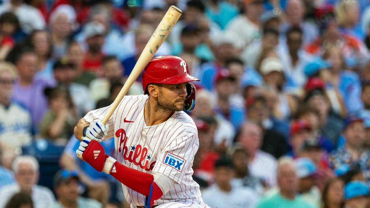 Phils' Turner, NL hits leader, injures hamstring