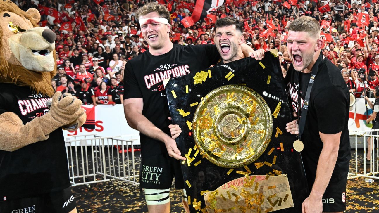Toulouse fullback Blair Kinghorn (centre) with the Top 14 trophy.