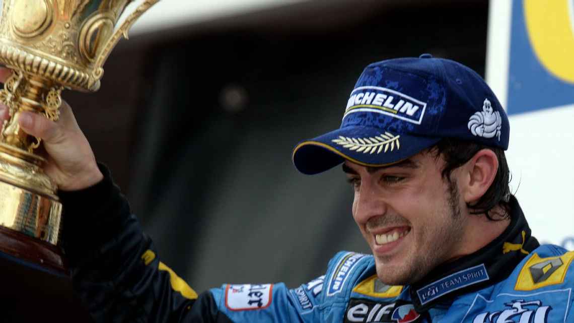 Fernando Alonso celebra su victoria en el GP de Gran Bretaña de 2006