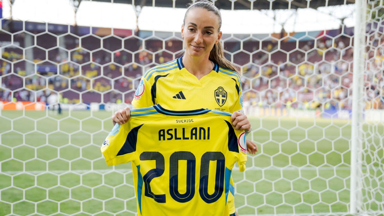 Kosovare Asllani de Suecia celebra su partido número 200.