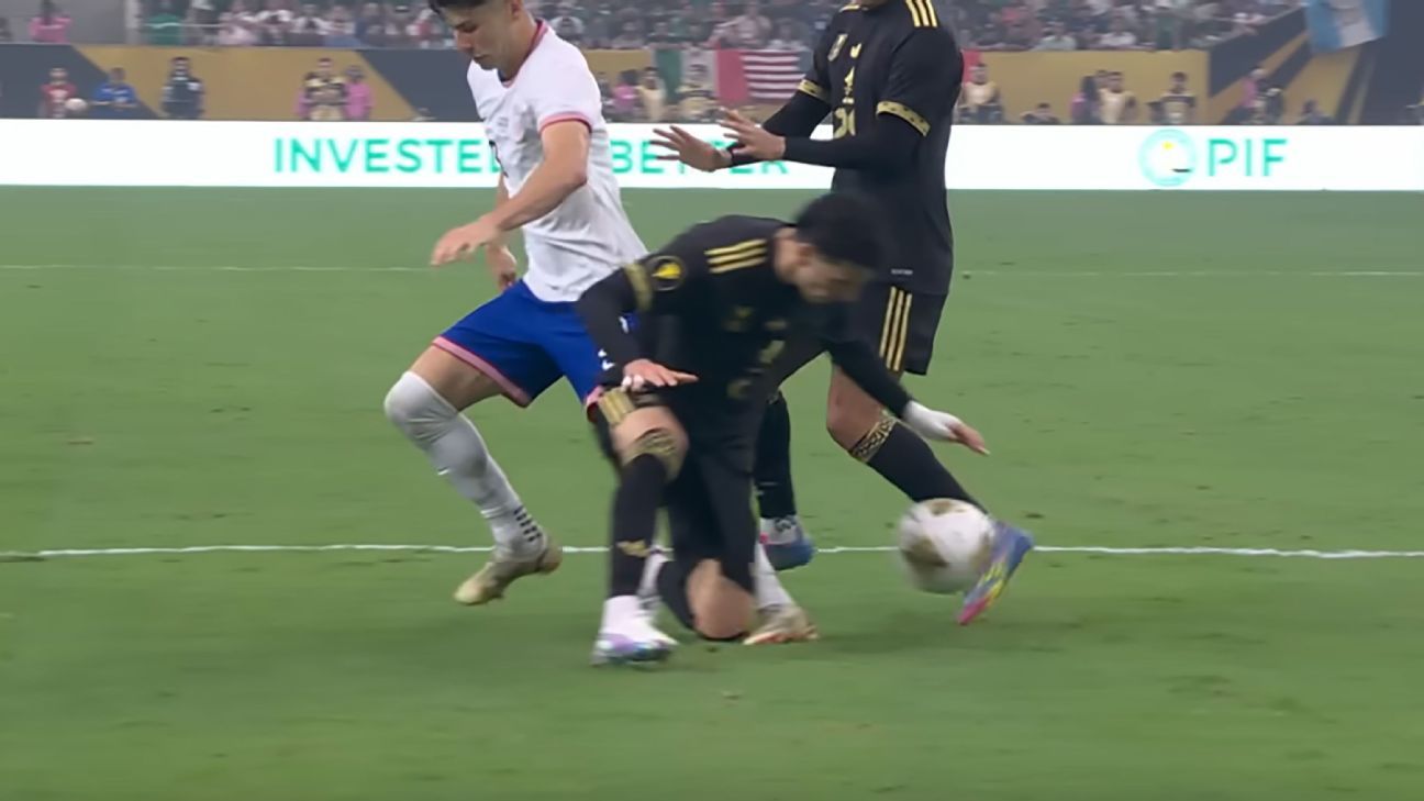 Jorge Sánchez estaba mirando el balón y pareció extender el brazo hacia él en lugar de hacia el suelo.