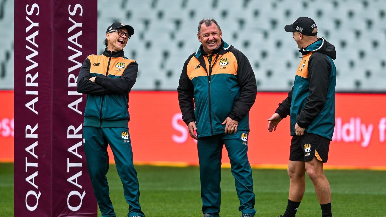 Les Kiss, entrenador en jefe y los entrenadores asistentes Ian Foster y Simon Cron