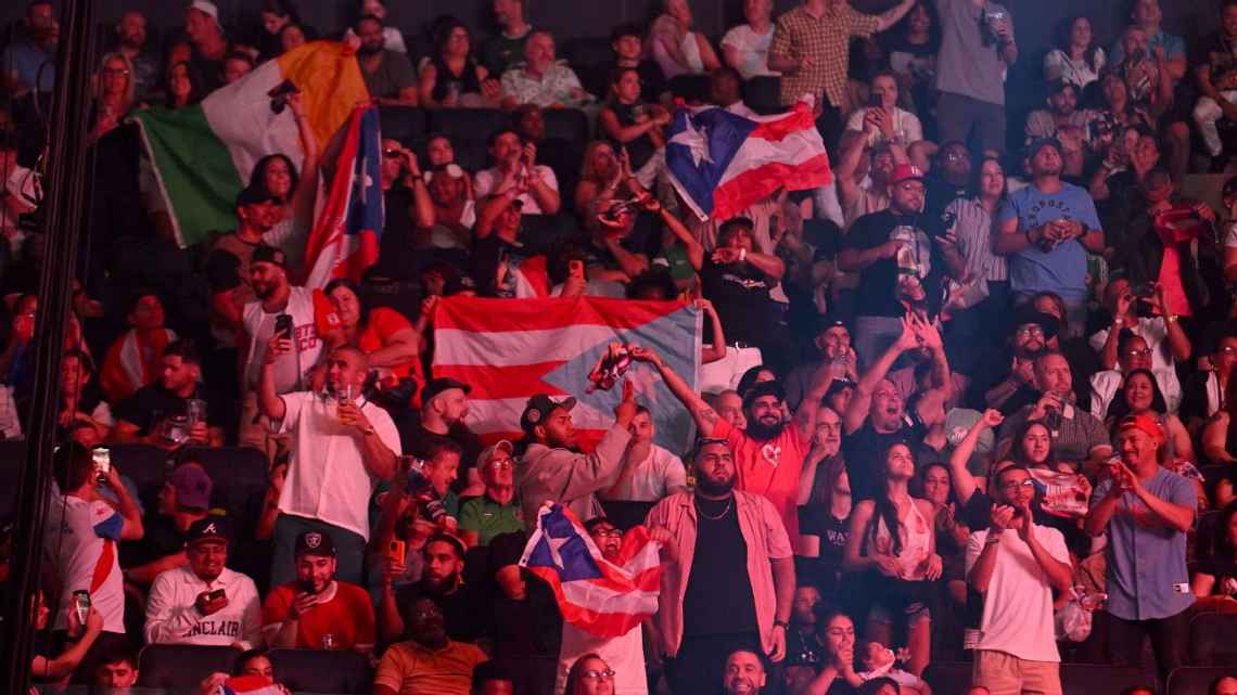 मैडिसन स्क्वायर गार्डन में केटी टेलर और अमांडा सेरानो के प्रशंसकों की भीड़