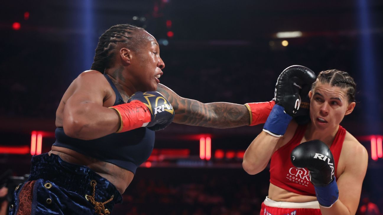 Shadasia Green, izquierda, derrotó a Savannah Marshall para convertirse en la campeona unificada de peso supermediano.
