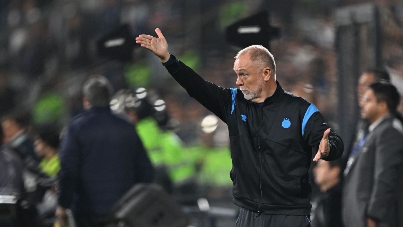 meias de R$ 40 milhões do Grêmio não resolvem, Mano cobra reforço