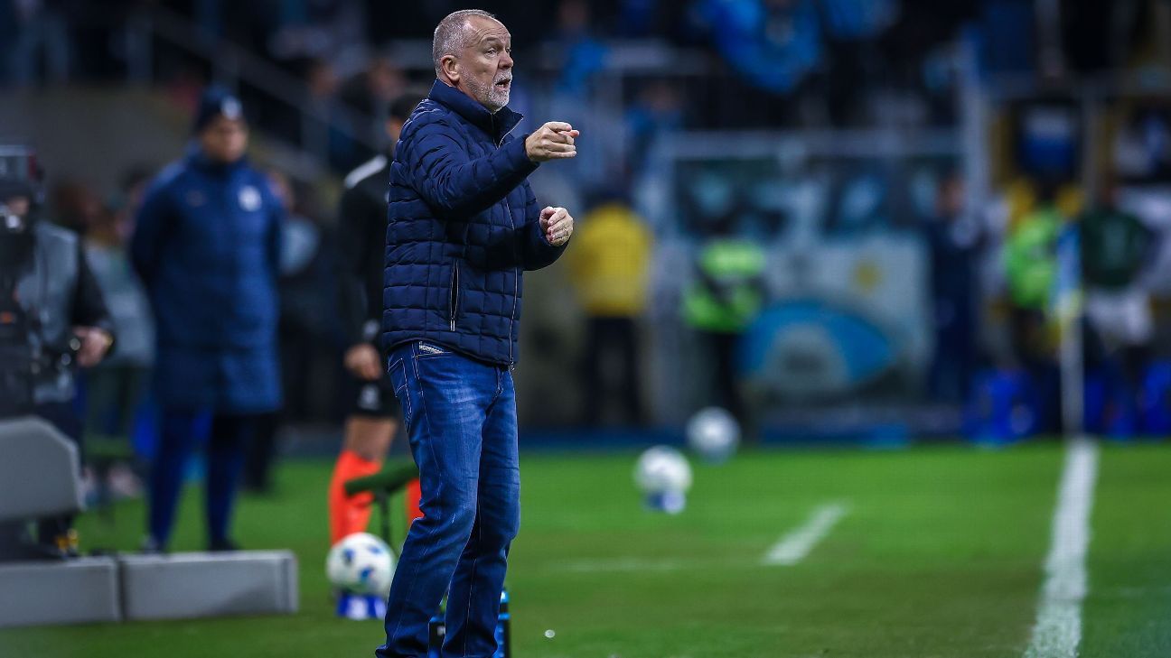 Mano prioriza jogadores dedicados e elogia postura exigida no Grêmio