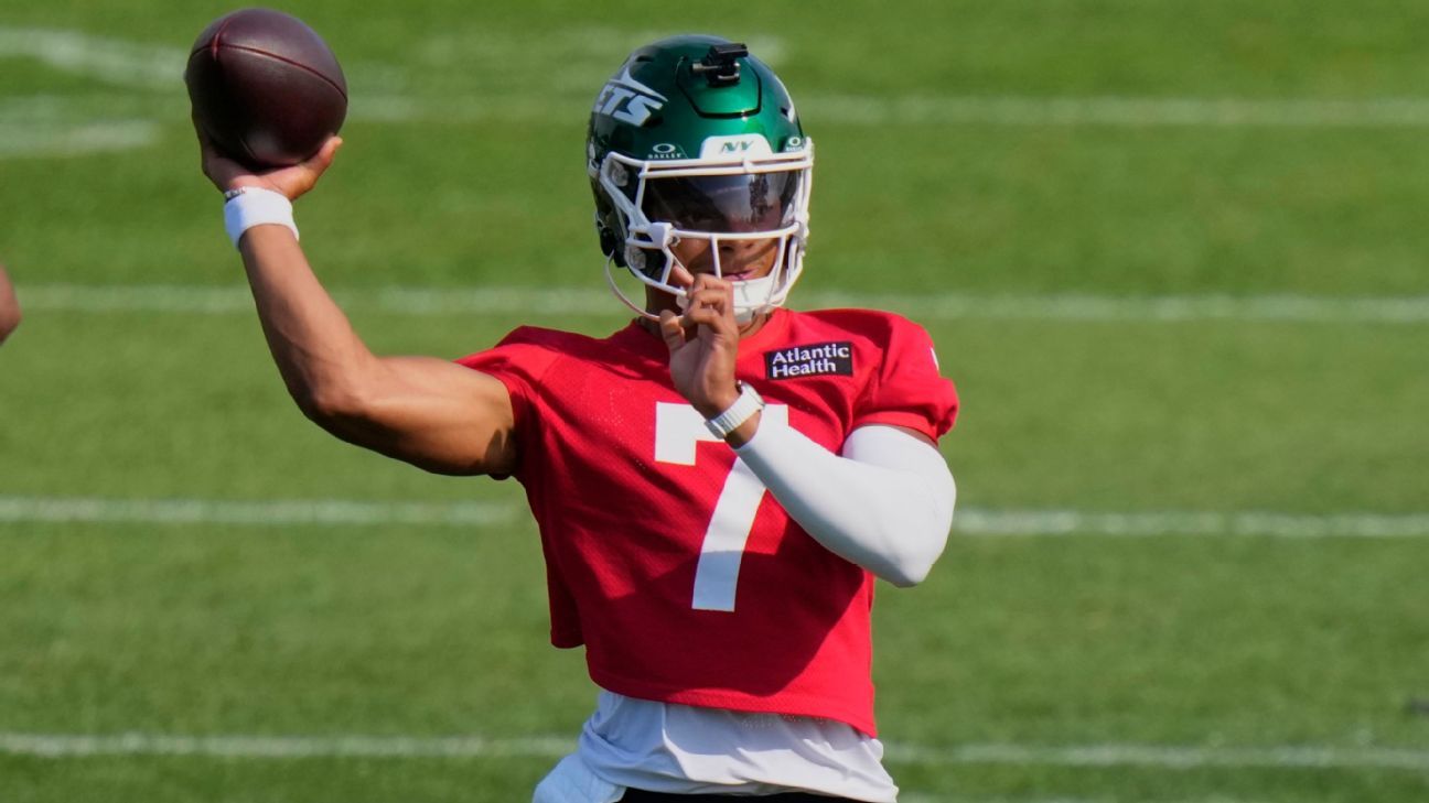 Jets’ Justin Fields participates in camp days after toe injury