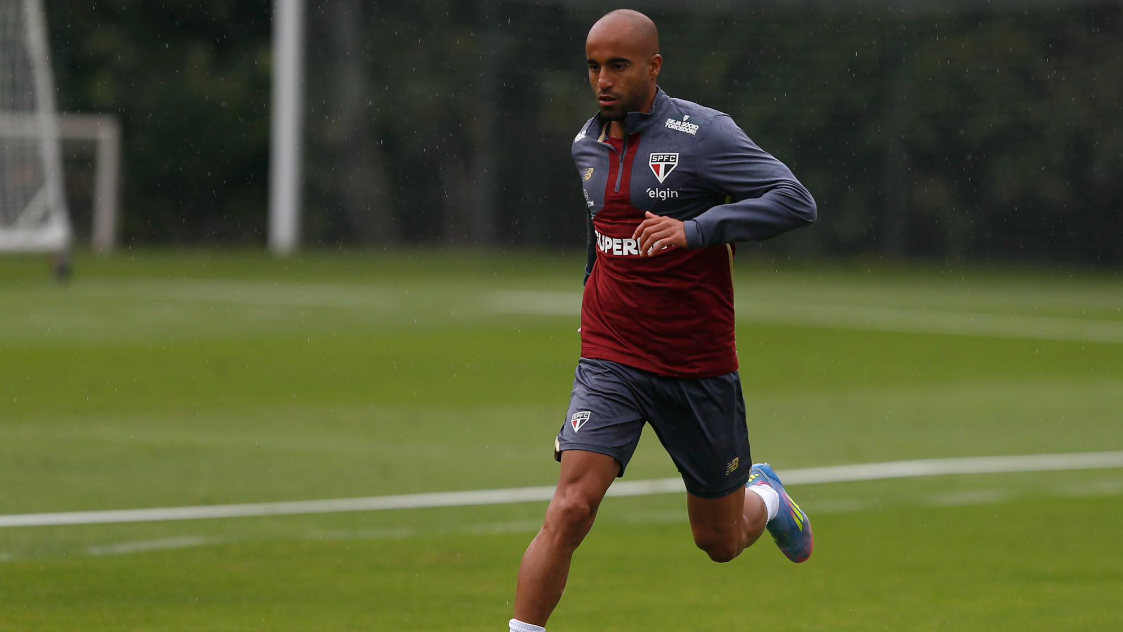 Lucas Moura e Luiz Gustavo voltam a treinar com bola no São Paulo, mas têm prazos diferentes para retorno