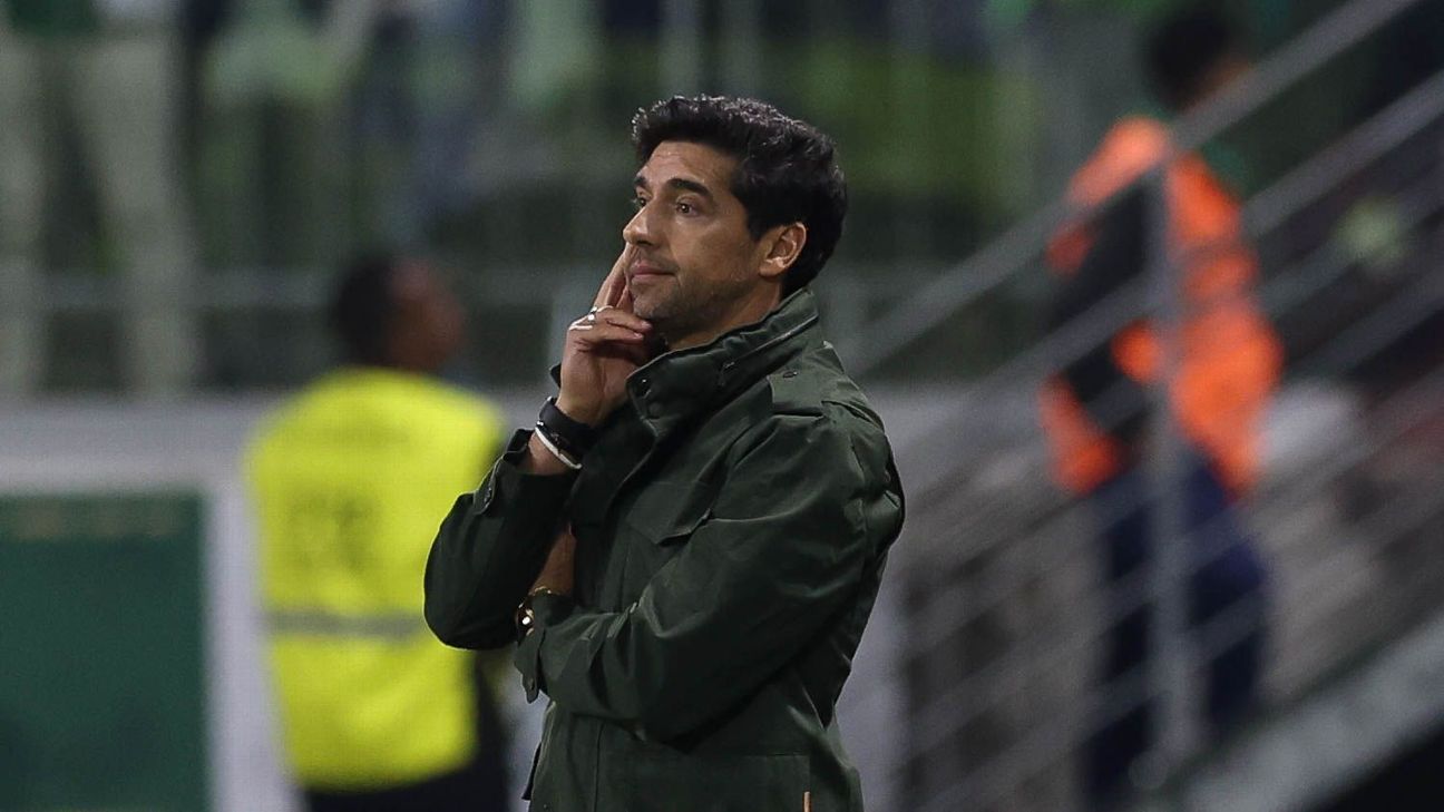 Ferreira critica gramado do Allianz e questiona manutenção em calendário intenso.