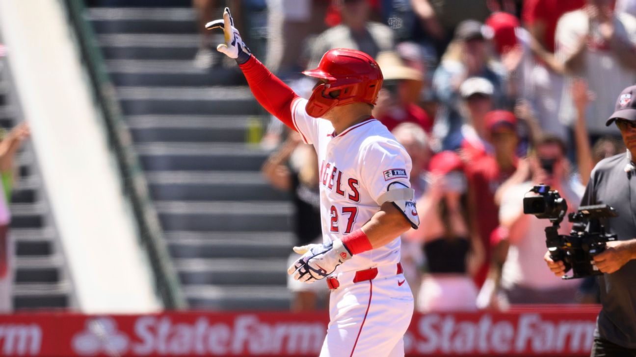 Mike Trout gesticula después de su jonrón el domingo. Ahora tiene 1,001 carreras impulsadas en su carrera.
