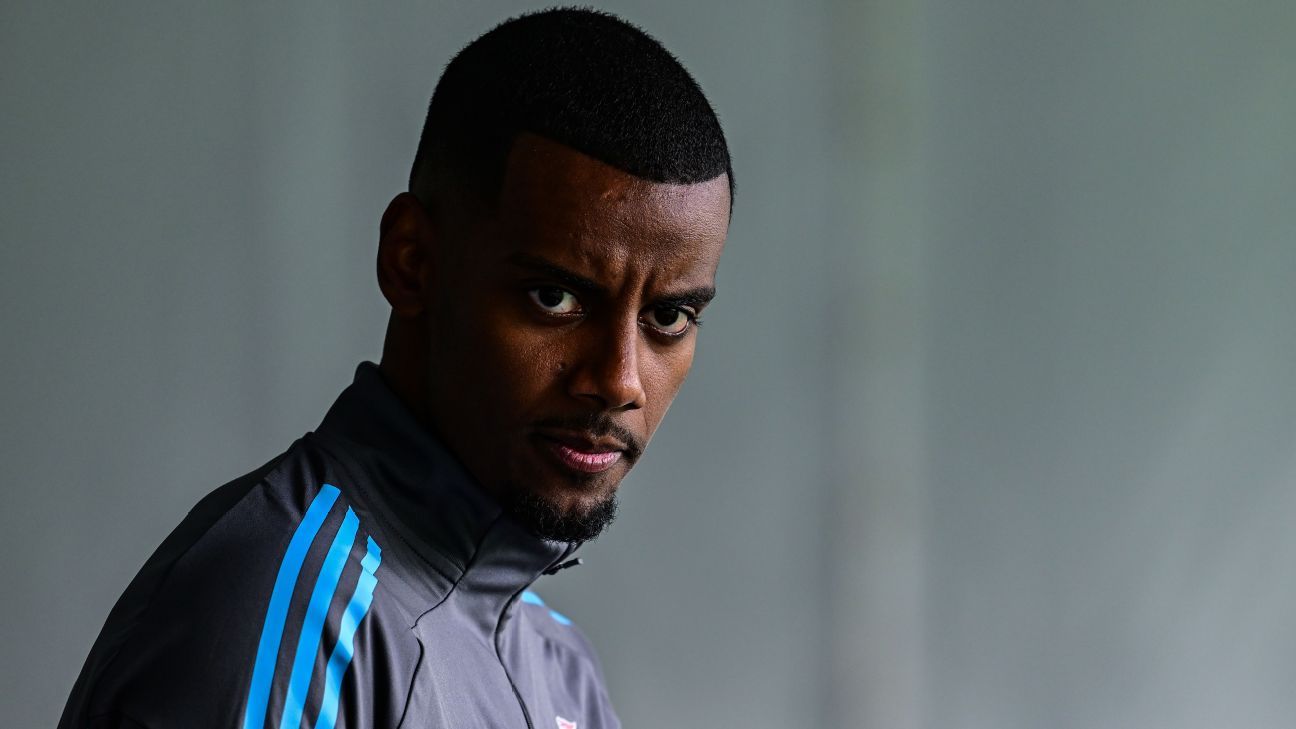 Isak Entrena Solo en Newcastle: Rumores de Fichaje y Futuro Incierto