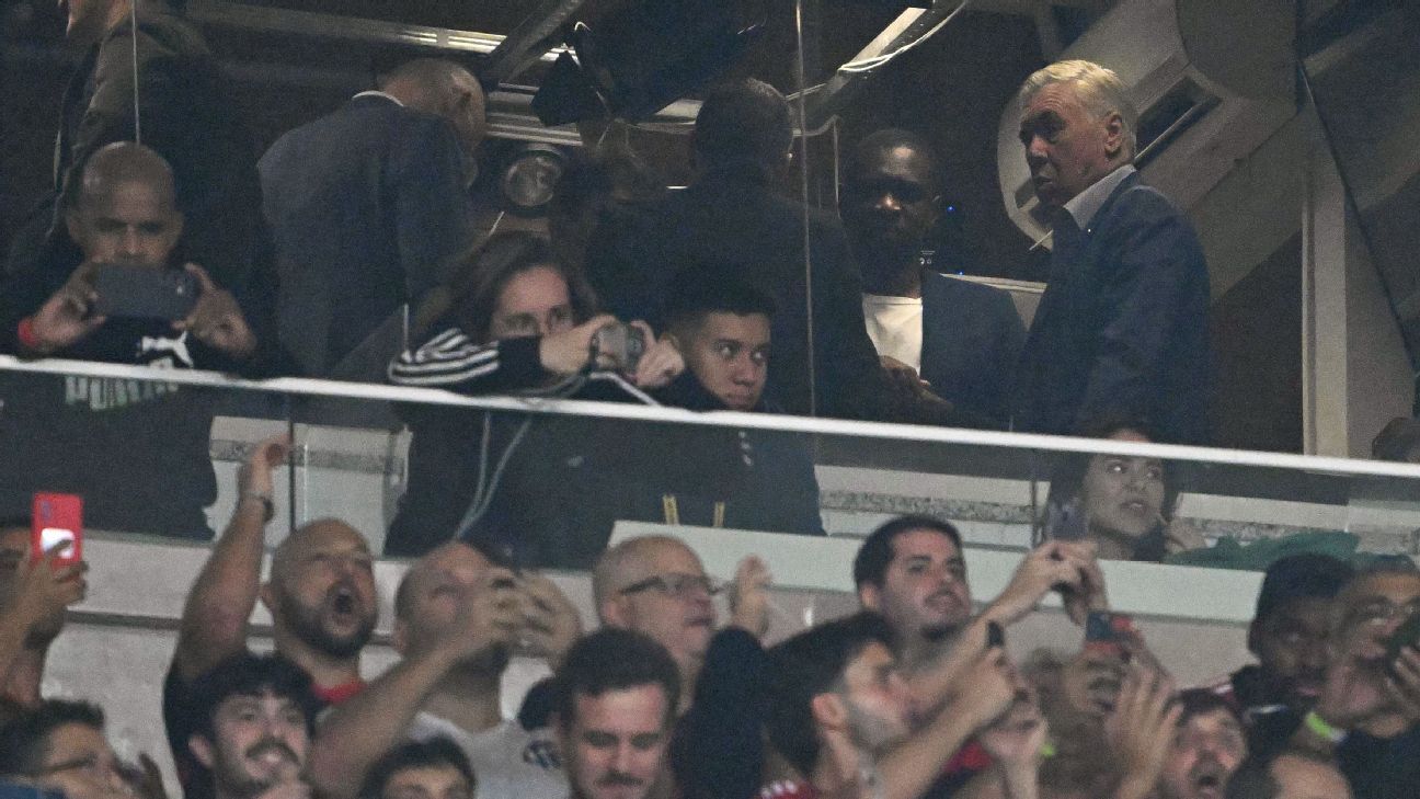 Treinador da Seleção Brasileira Observa Flamengo x Internacional na Libertadores