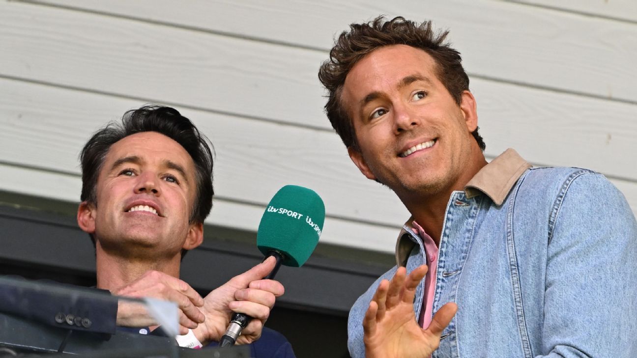 Ryan Reynolds y Rob Mac vieron al Wrexham perder 3-2 contra el West Bromwich Albion el sábado.