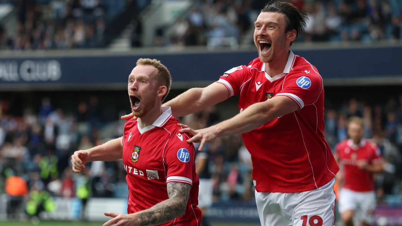 Wrexham's Lewis O'Brien celebra su gol con Kieffer Moore en la victoria sobre Millwall.