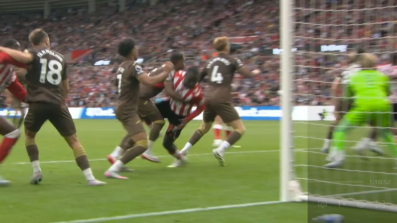 El penalti por la falta de Rico Henry sobre Habib Diarra no se habría concedido en la revisión del VAR.