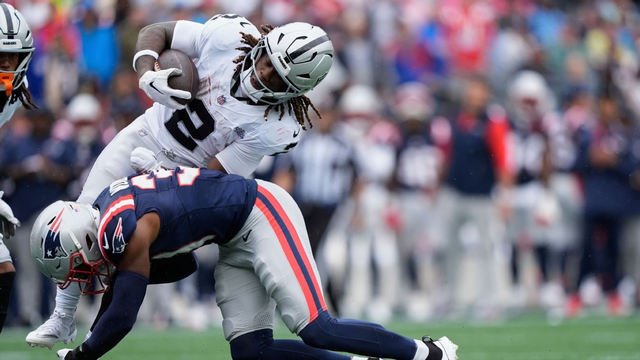 Geno Smith Sets Raiders Passing Record in Season-Opening Win Over Patriots