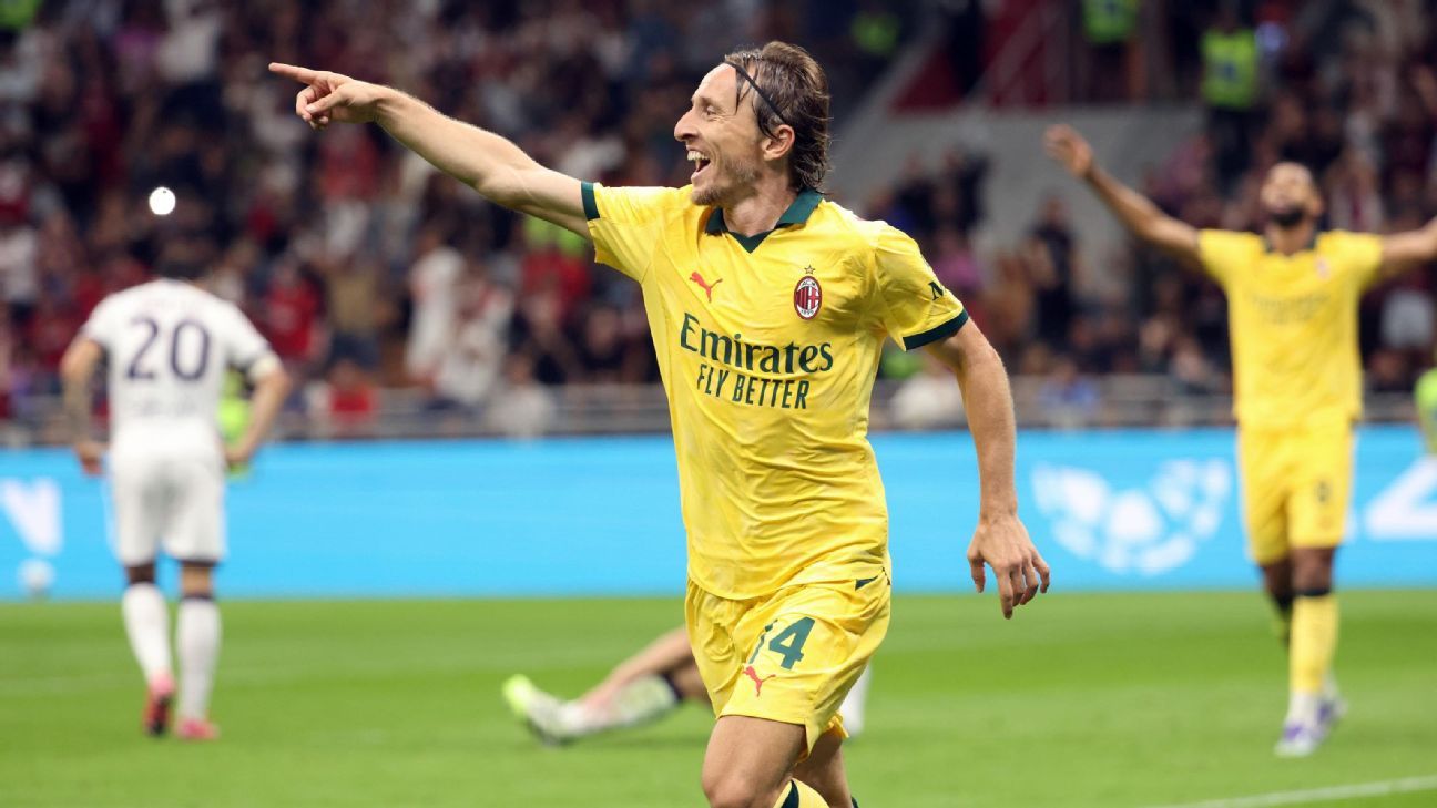 Luka Modric celebra su gol para el AC Milan.