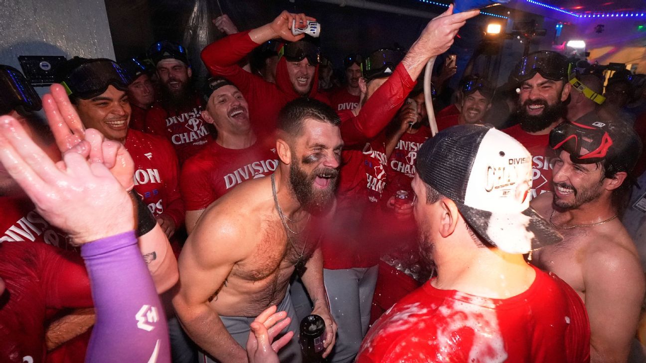 Los Phillies celebran en el vestuario después de asegurar su segundo título consecutivo de la NL East el lunes por la noche en Los Ángeles. Es el título de división más temprano en la historia de la franquicia, dos días antes que el club de 2011 que aseguró el título el 17 de septiembre.