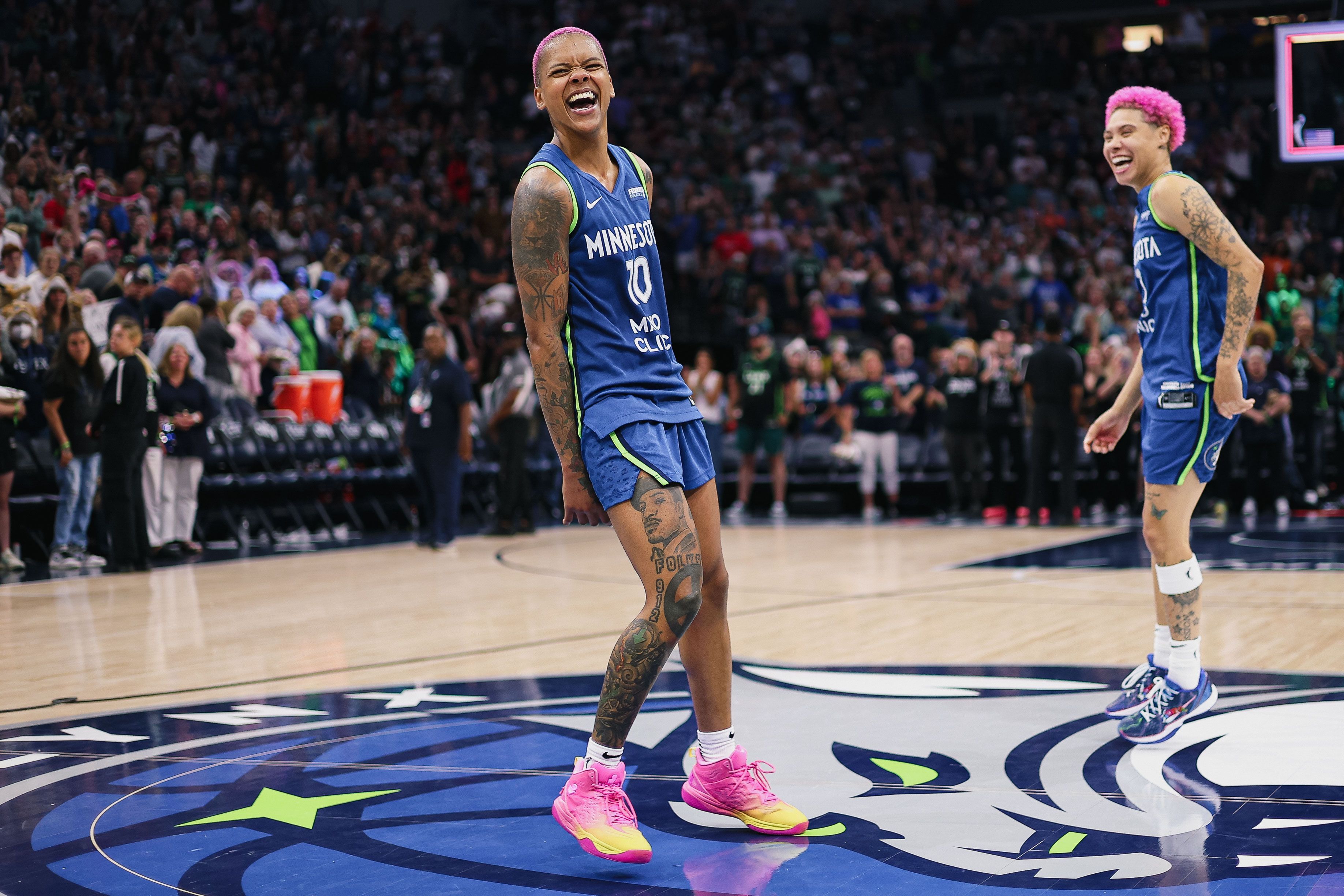 Cuando las StudBudz saltan a la cancha con su pelo rosa y sus juegos llamativos, su objetivo es ayudar a Minnesota a conseguir su quinto campeonato.