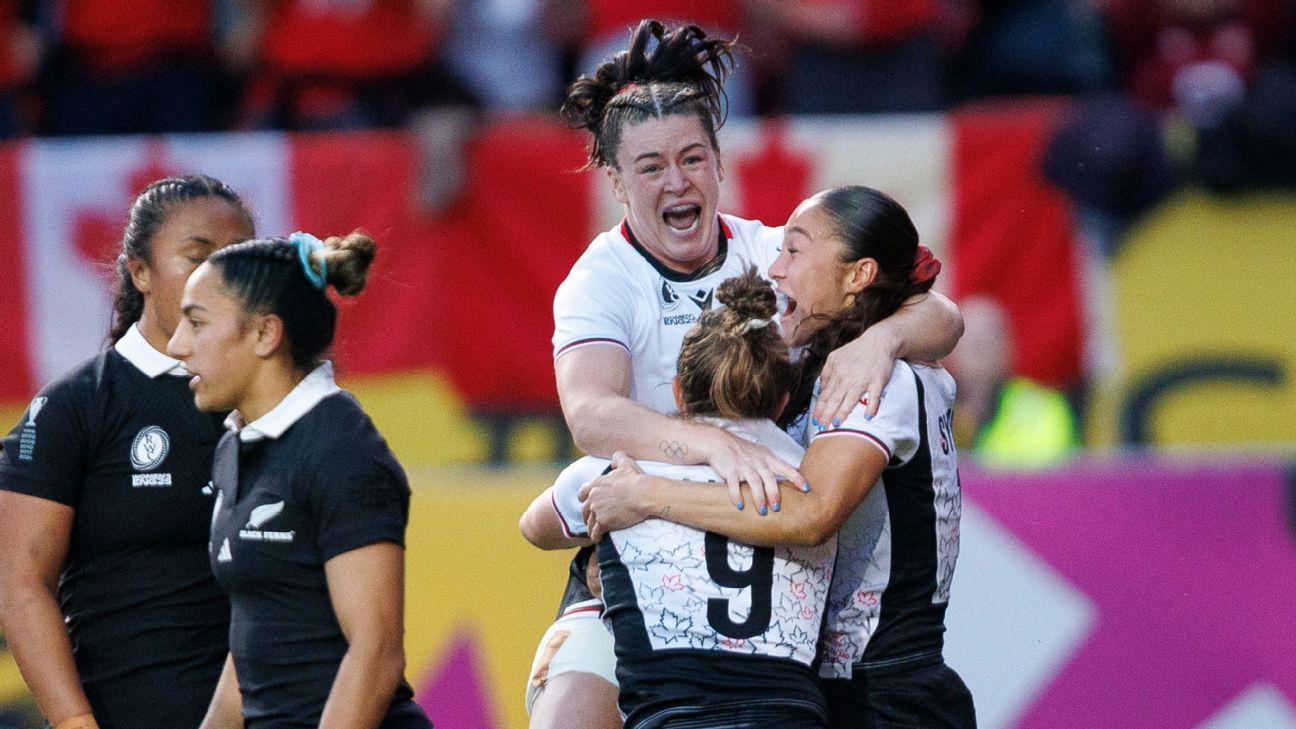 Justine Pelletier celebra anotar el primer try de Canadá en su victoria en semifinales sobre Nueva Zelanda.