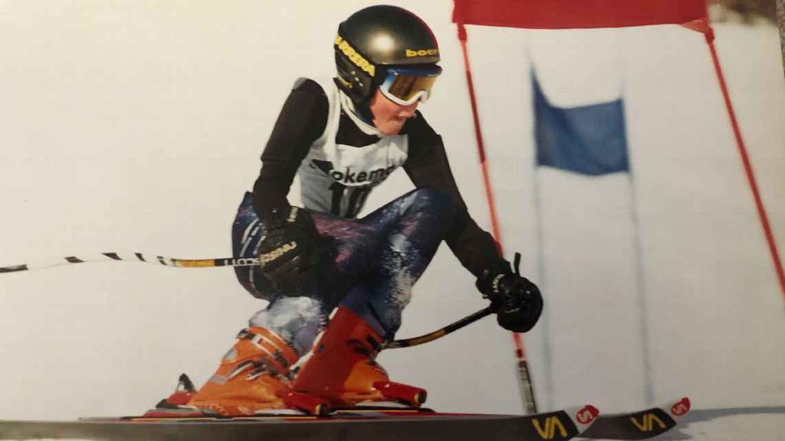 Молодой Киган Брэдли на лыжах