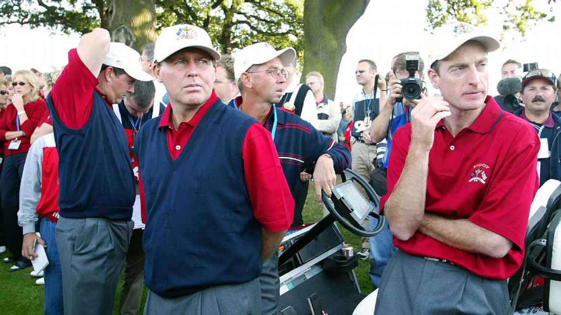 Chaleco puesto para Scott Hoch, chaleco quitado para Jim Furyk en 2002.