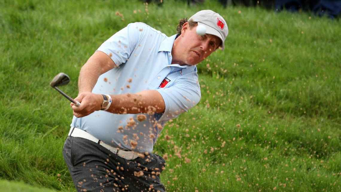 Phil Mickelson lució una camisa azul claro el día inaugural del certamen de 2010.