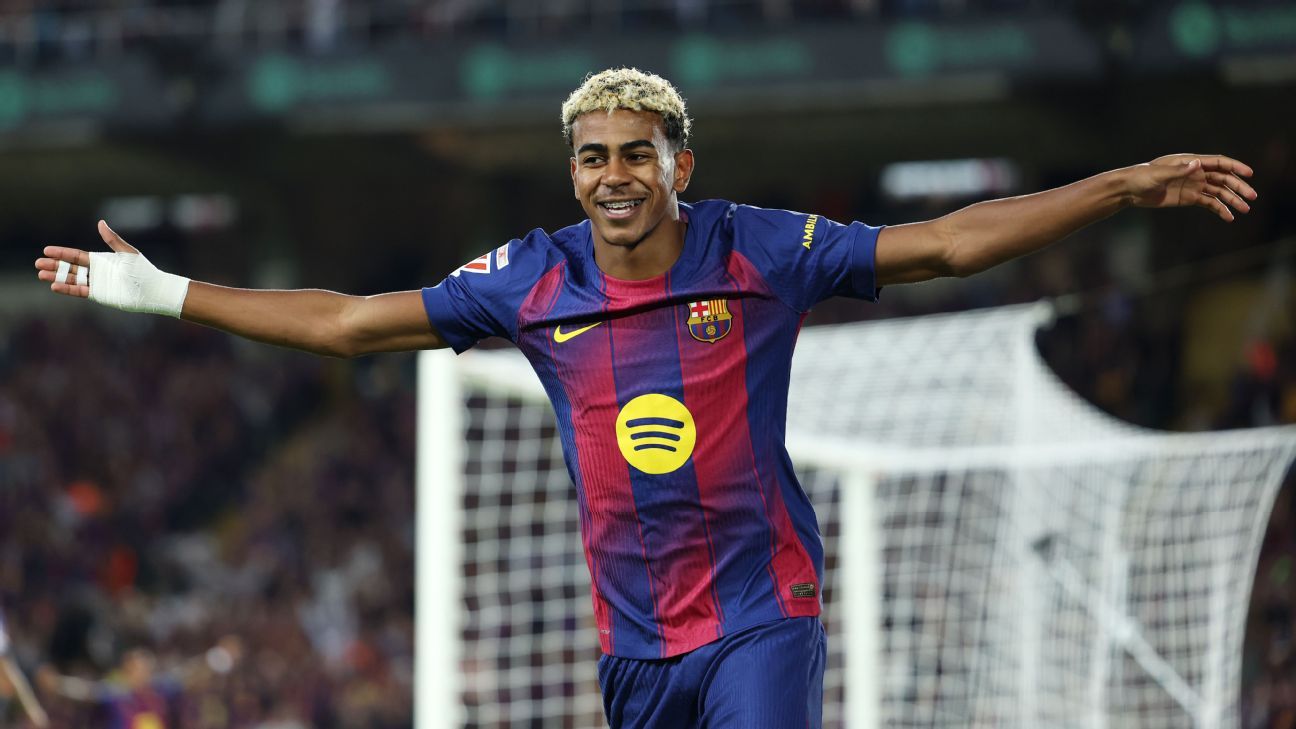 Lamine Yamal celebra después de asistir un gol del Barcelona para Robert Lewandowski.