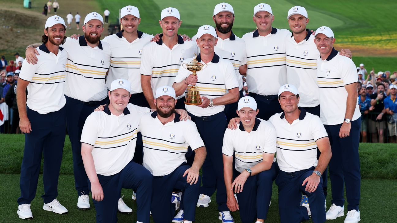 El equipo europeo posa con la Ryder Cup después de vencer al equipo de EE. UU. en Bethpage Black.