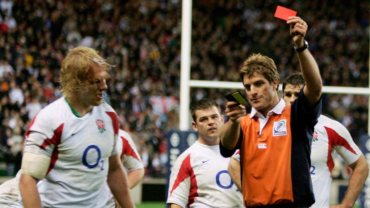 Lewis Moody siendo expulsado en Twickenham.