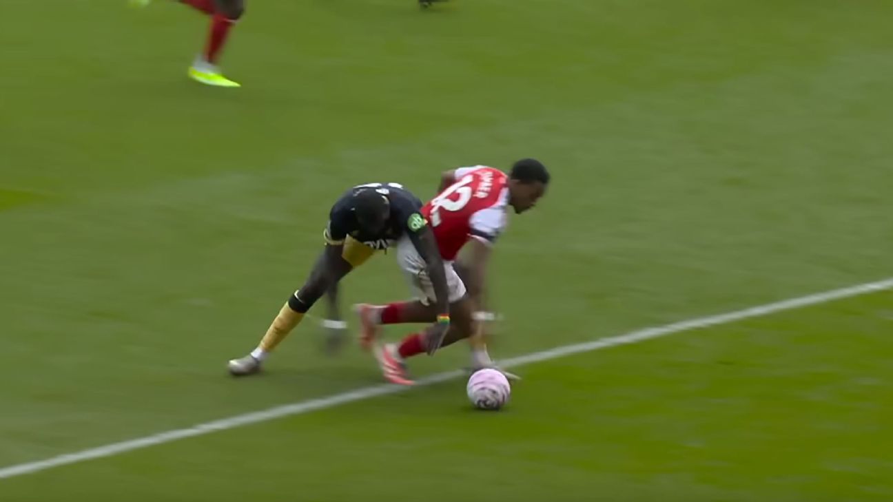 El VAR apoyó la decisión del árbitro de que la falta de El Hadji Malick Diouf sobre Jurriën Timber se produjo dentro del área.