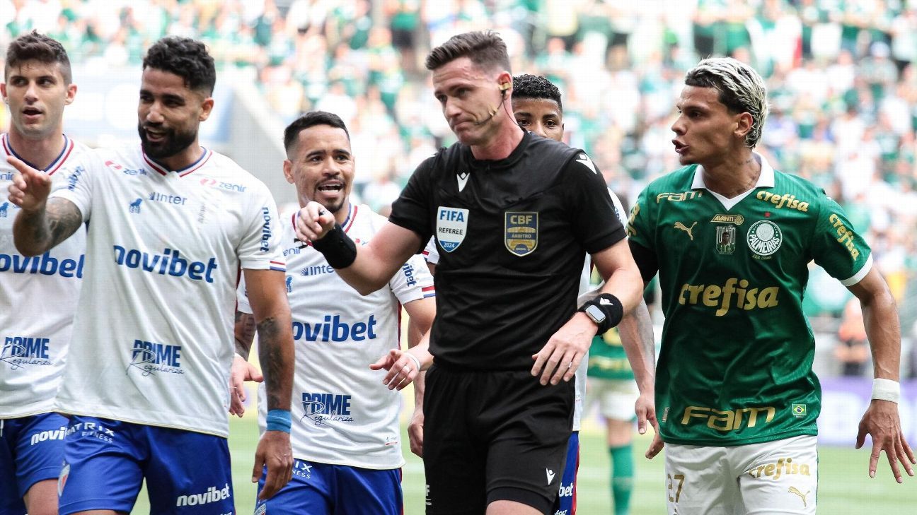 Arbitragem Sem Rumo: Árbitro de Choque-Rei Recebe Novo 'Aprimoramento' Pós-Polêmica