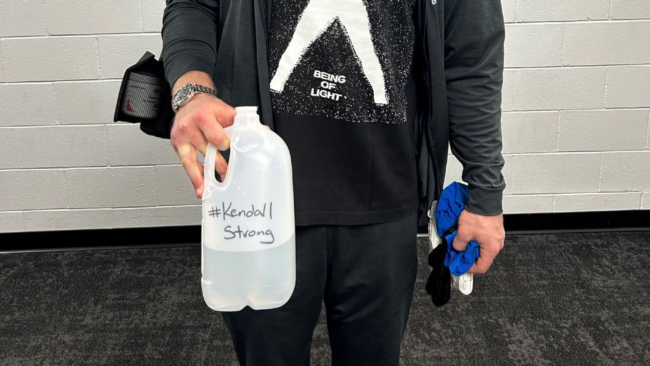 Aidan Hutchinson con su botella de agua