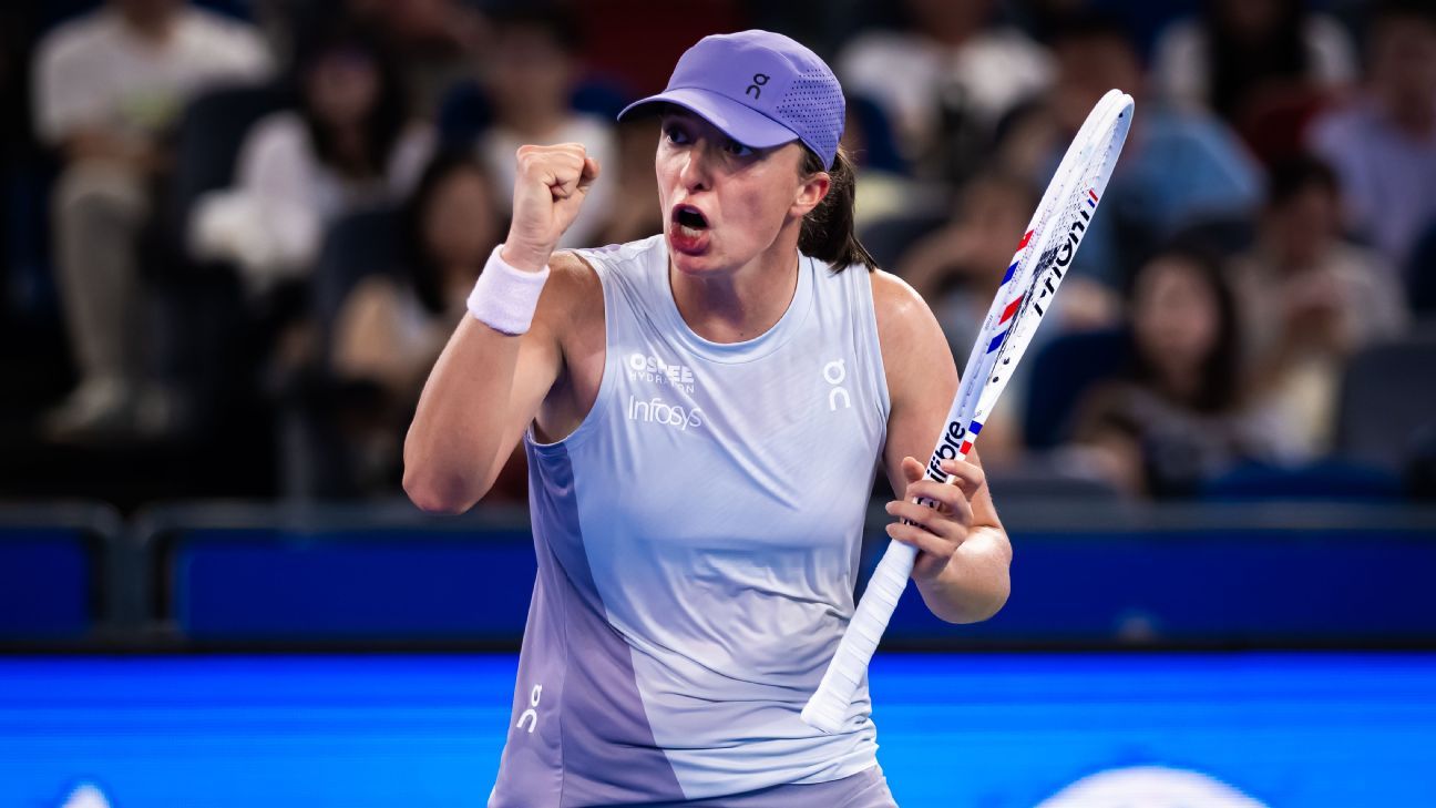 Swiatek advances, Osaka rallies at Wuhan Open