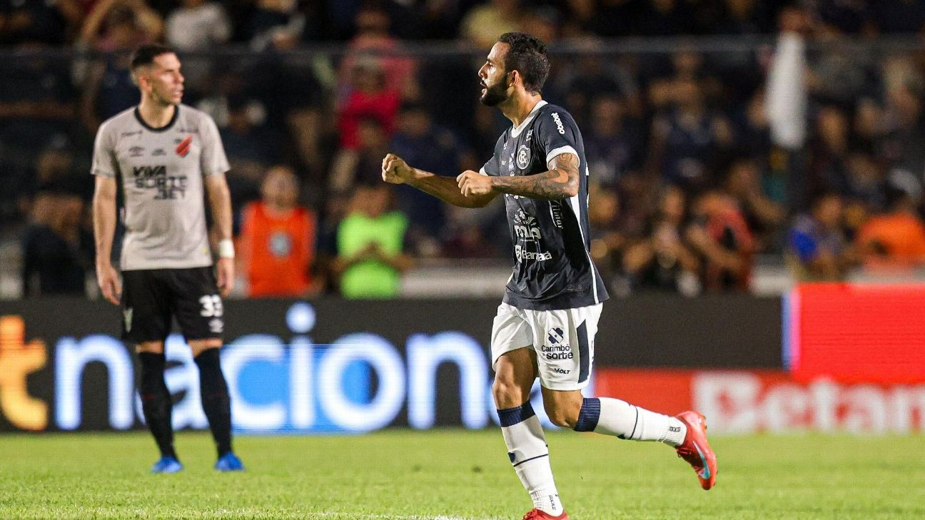 Remo toma sustos, mas segura o Athletico em confronto direto e volta a sonhar com acesso