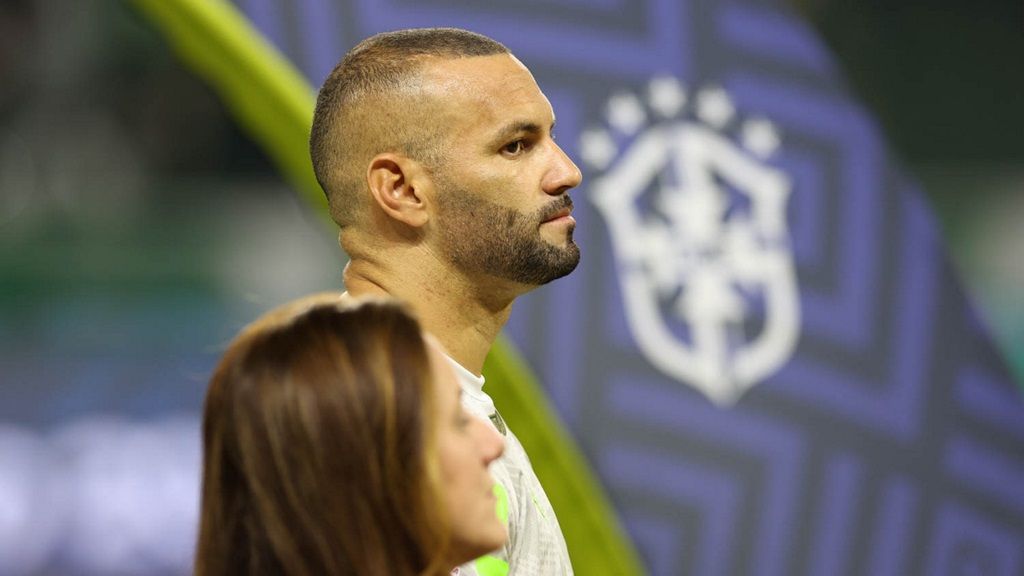 Weverton tem fissura na mão e vira desfalque no Palmeiras; goleiro deve voltar ainda em 2025