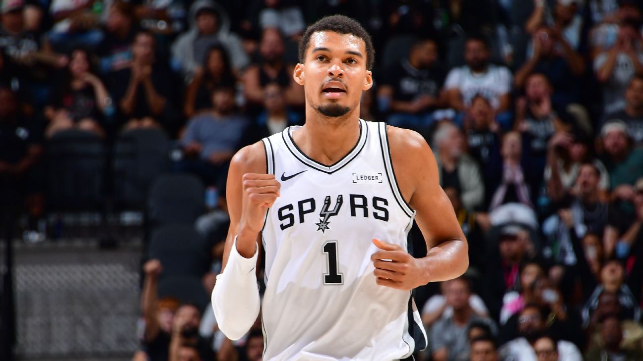 Wembanyama faz história em votação unânime e leva prêmio de melhor defensor do ano da NBA