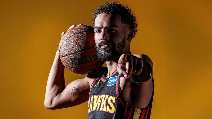 Trae Young en la cancha de baloncesto