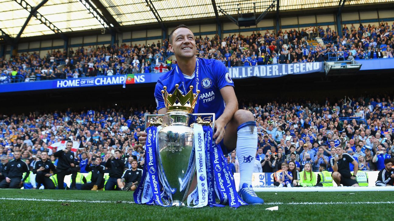 Terry sueña con dirigir al Chelsea: "Es mi último sueño" 2 John Terry levantando un trofeo