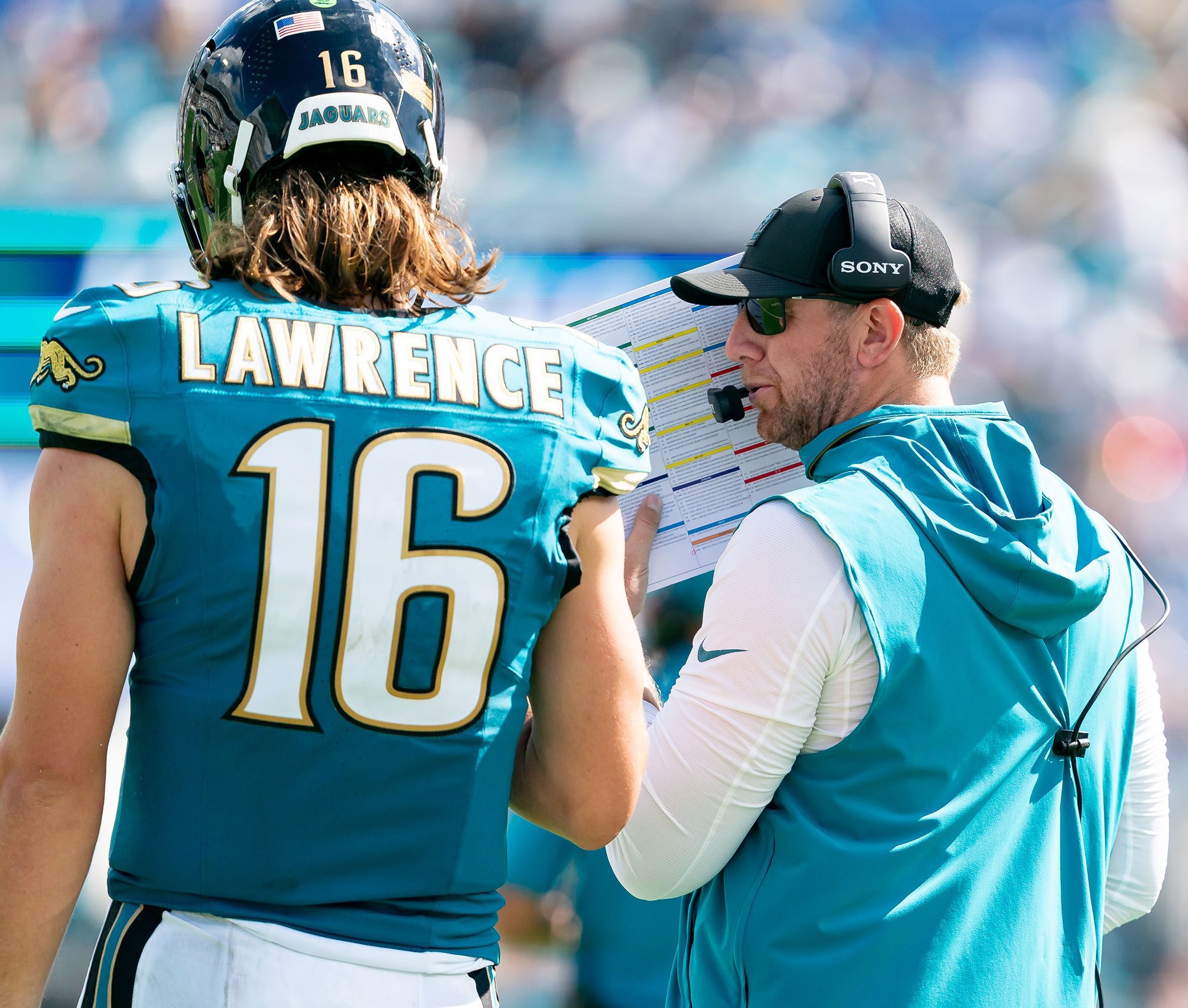 El entrenador de los Jaguars, Liam Coen, entiende que los quarterbacks quieren visualizar la jugada mientras la escuchan por el auricular, en lugar de escuchar solo un número.