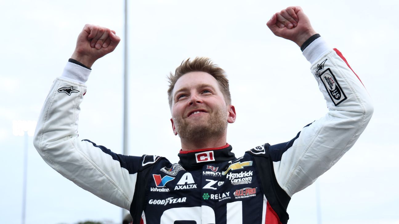 Byron, Larson get last spots in NASCAR title finale