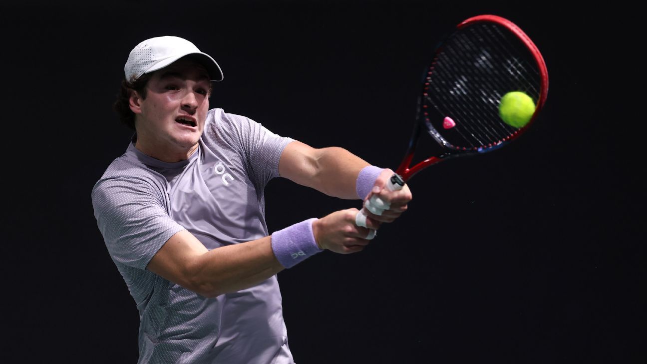 João Fonseca vira sobre Shapovalov dois dias após título histórico e vence na estreia no Masters 1000 de Paris